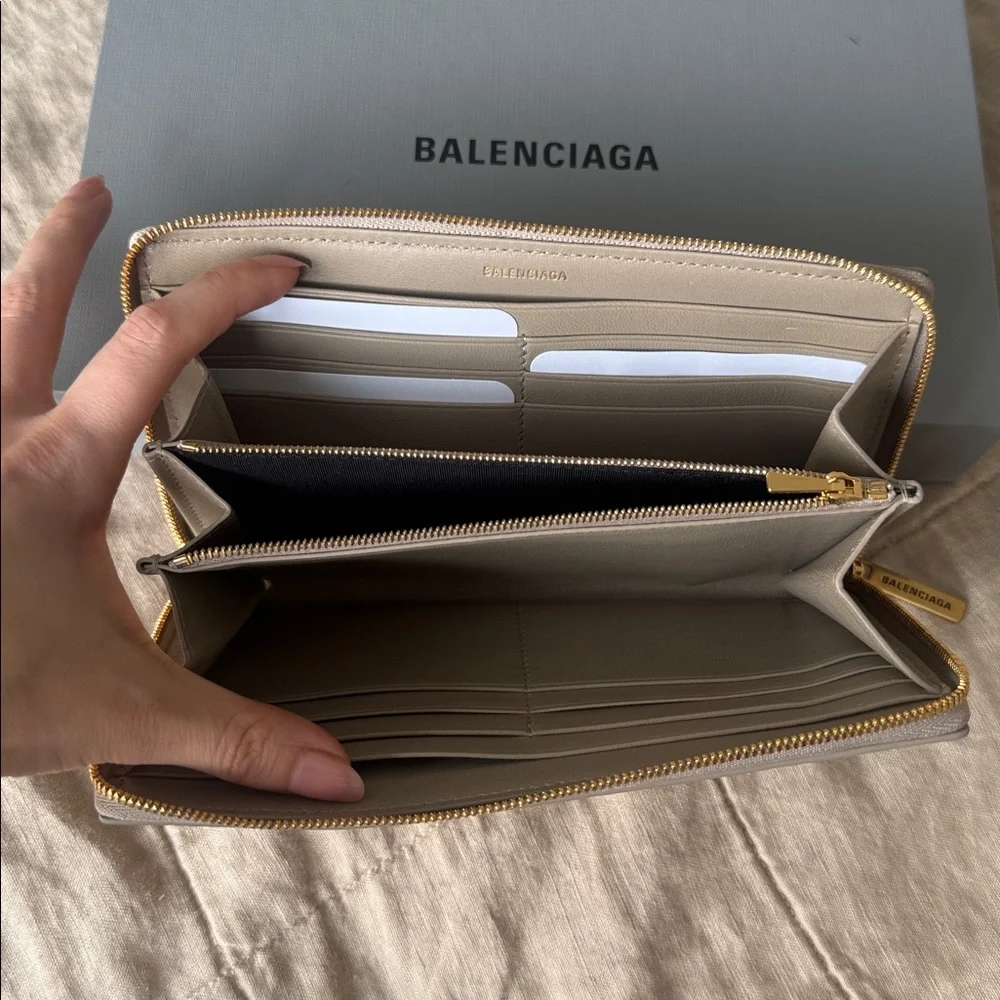 BALENCIAGA Beige leather wallet with embossed logo monogram-NWT - Picture 4 of 11